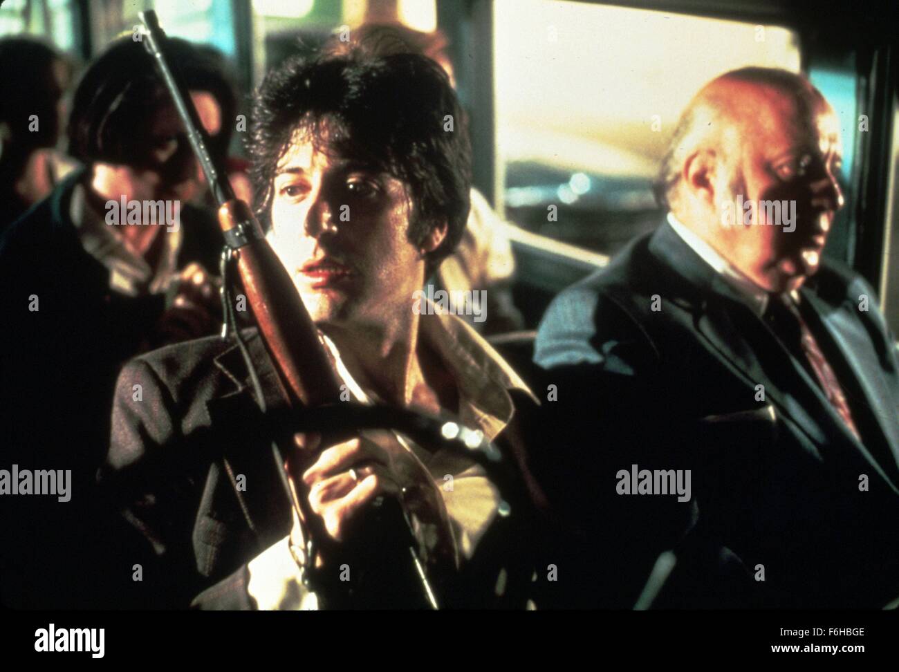 1975, il titolo del film: Cane giorno pomeriggio, Direttore: SIDNEY LUMET, nella foto: SIDNEY LUMET, AL PACINO, pistola, arma, fucile, gangster, mafia. (Credito Immagine: SNAP) Foto Stock