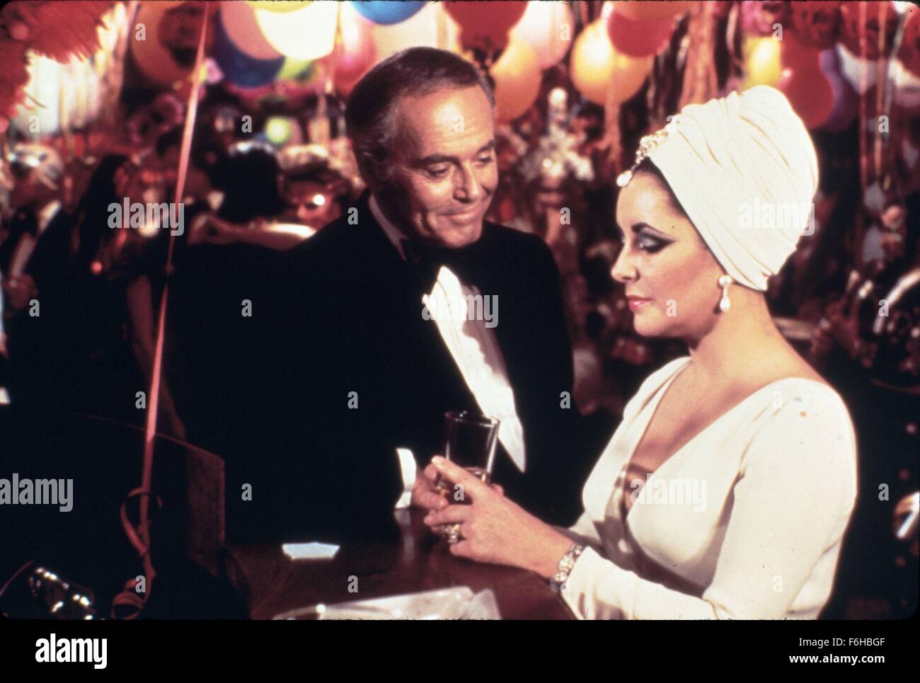 1973, il titolo del film: il mercoledì delle Ceneri, nella foto: Henry  Fonda, Elizabeth Taylor, party, bere, Turbante, trucco - spesso, Makeup -  ombretti, TUXEDO FLIRT, disinteressato. (Credito Immagine: SNAP Foto stock  - Alamy