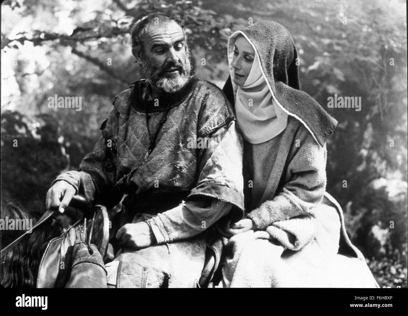 1976, il titolo del film: Robin e Marian, Direttore: Richard Lester, nella foto: carattere, abbigliamento, Sean Connery, Audrey Hepburn, Richard Lester, costume, ROBIN HOOD, equitazione, barba, sciarpa. (Credito Immagine: SNAP) Foto Stock