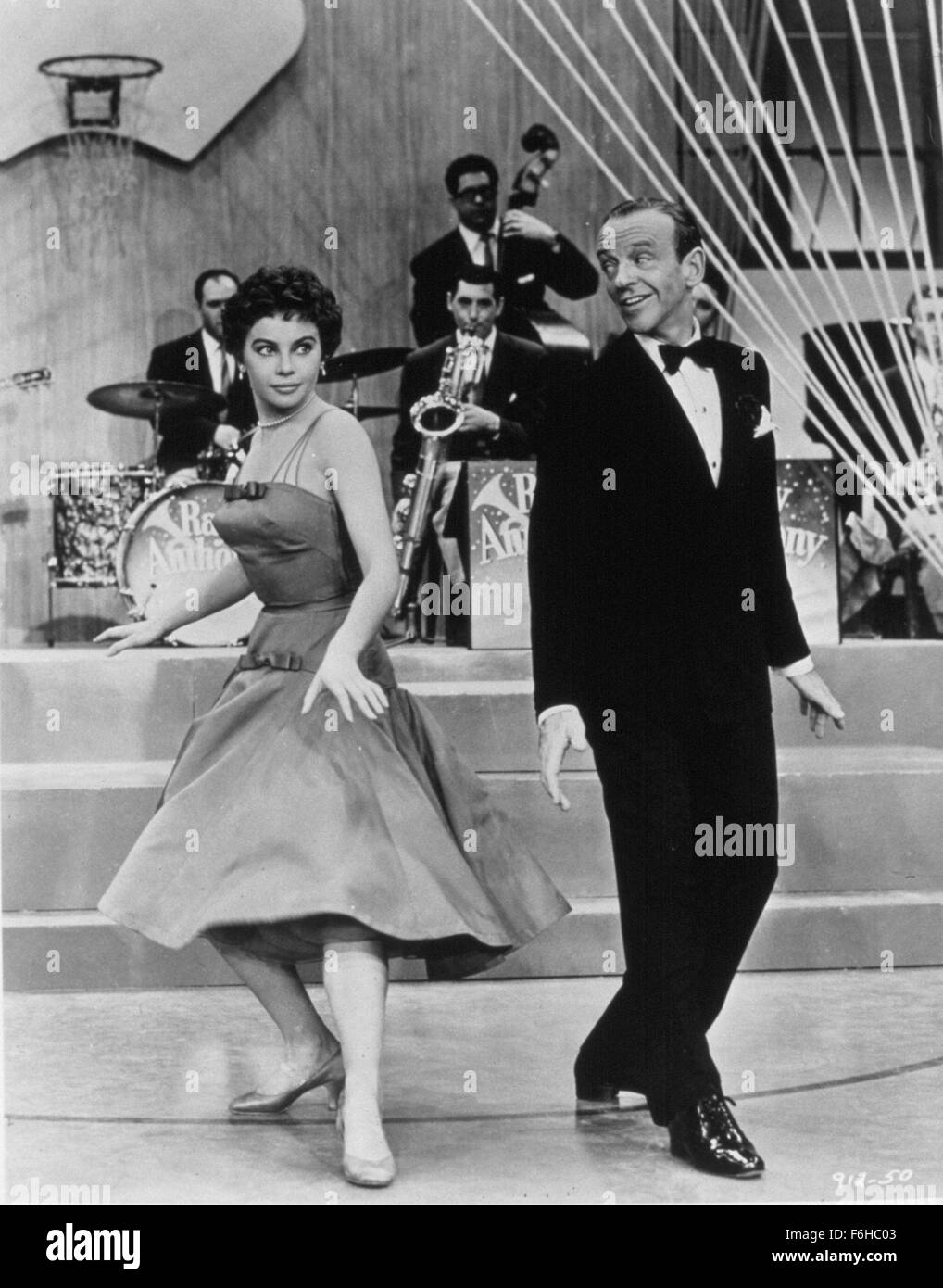 1955, il titolo del film: Daddy Long Legs, Direttore: JEAN NEGULESCO, Studio: volpe, nella foto: Fred Astaire, Leslie Caron, BALLARE. (Credito Immagine: SNAP) Foto Stock