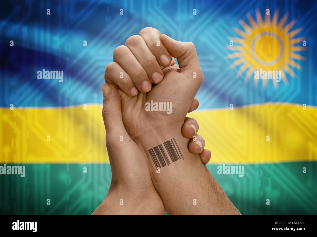 ID del codice a barre numero tatuaggio sul polso del buio scuoiati persona e bandiera nazionale sullo sfondo - Rwanda Foto Stock