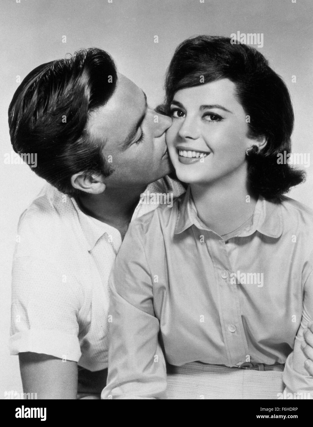 1960, il titolo del film: tutte le belle giovani cannibali, Studio: MGM, nella foto: KISSING, coppie sposate, romanticismo, Robert Wagner. (Credito Immagine: SNAP) Foto Stock