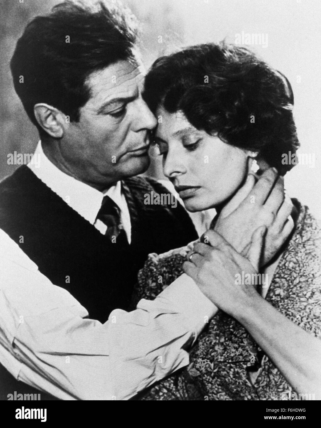 1975, il titolo del film: GIORNO SPECIALE, Direttore: Ettore Scola, nella foto: SOPHIA LOREN, MARCELLO MASTROIANNI. (Credito Immagine: SNAP) Foto Stock