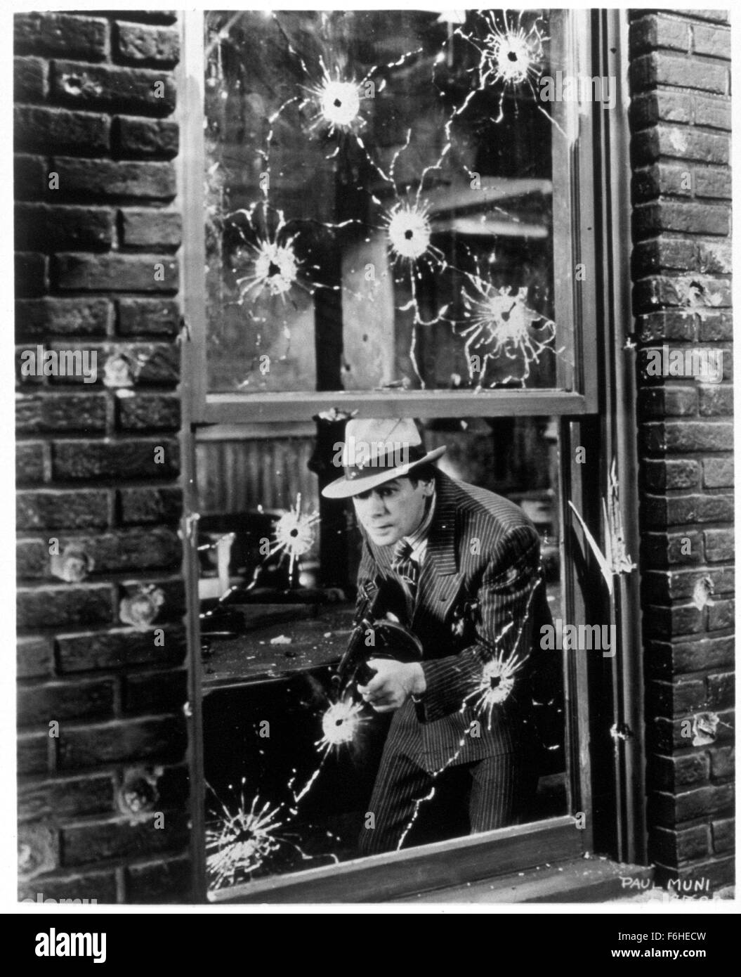 1932, il titolo del film: SCARFACE, Direttore: Howard Hawks, Studio: WB, nella foto: vetro, vetro, 1932, Gun Crazy a pistola, cappello, PAUL MUNI, armi, nascondere, gangster, pista WARFARE, SHOOT OUT. (Credito Immagine: SNAP) Foto Stock
