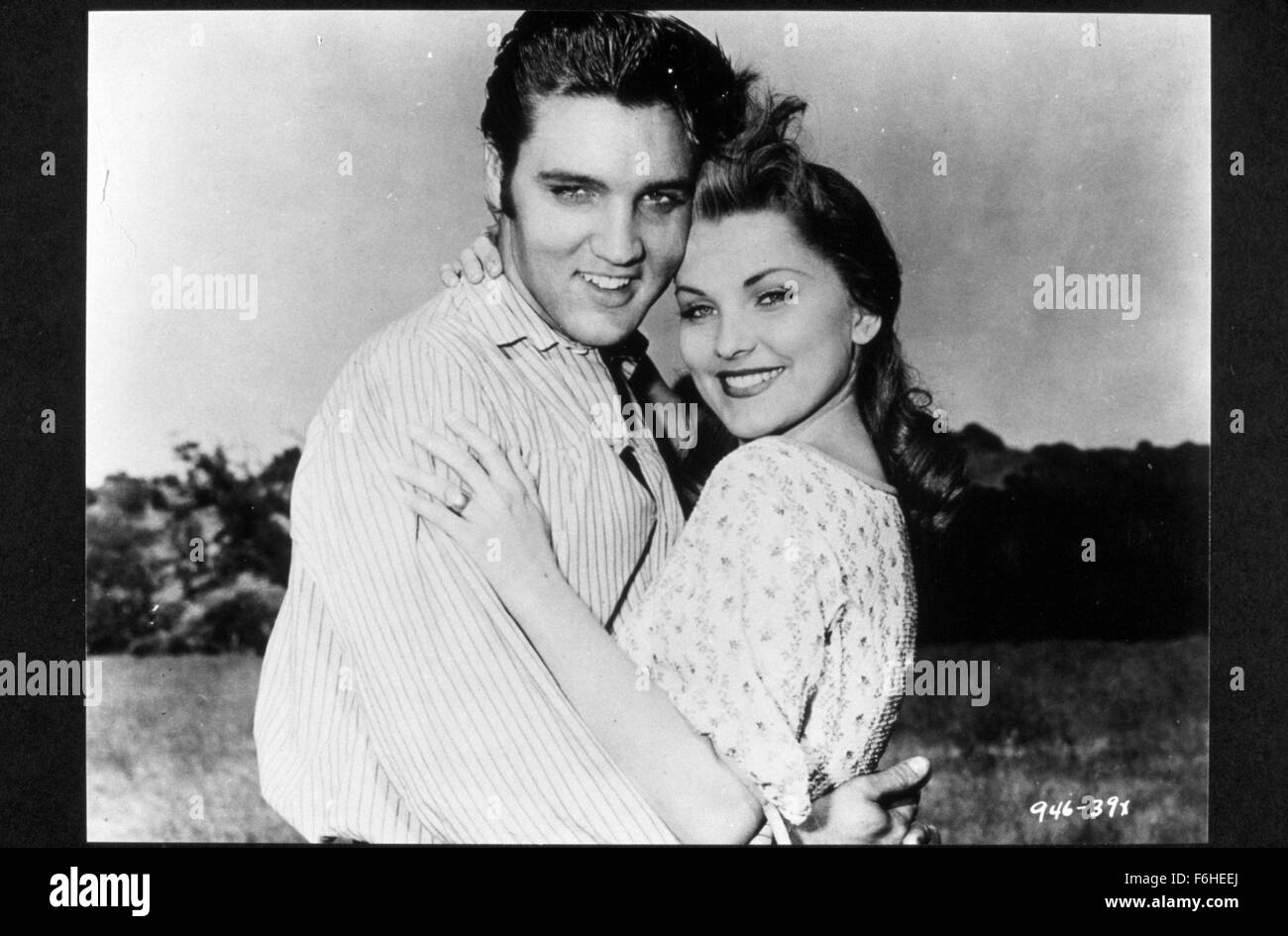 1956, il titolo del film: LOVE ME TENDER, REGISTA: ROBERT D WEBB, Studio: volpe, nella foto: DEBRA PAGET, ELVIS PRESLEY. (Credito Immagine: SNAP) Foto Stock