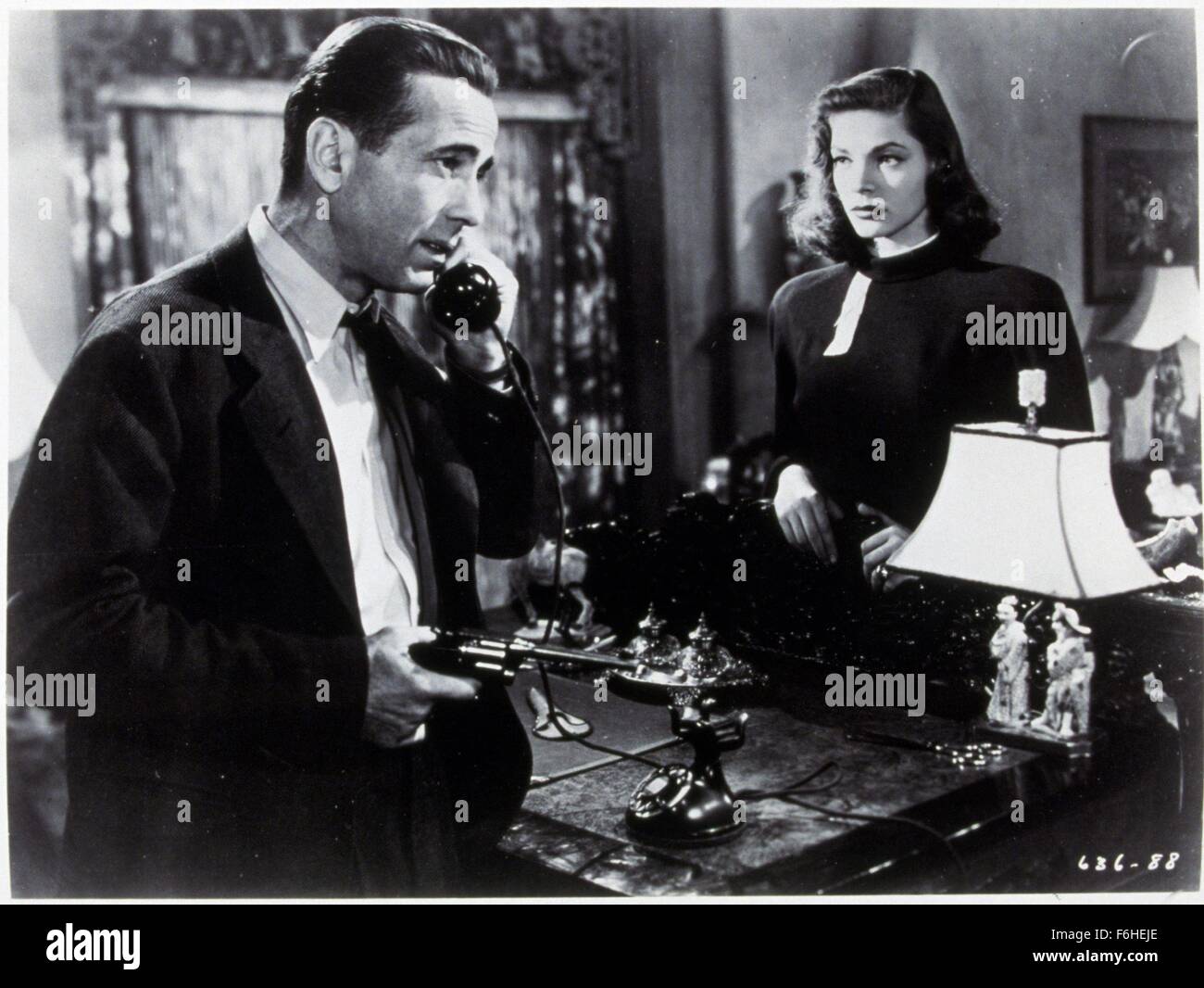 1946, il titolo del film: BIG SLEEP, Direttore: Howard Hawks, Studio: WARNER, nella foto: 1946, Lauren Bacall, Humphrey Bogart, Howard Hawks, telefonare, ufficio, lampada, intercettazioni, Mani nelle tasche, la mano in tasca, fresco, soave. (Credito Immagine: SNAP) Foto Stock