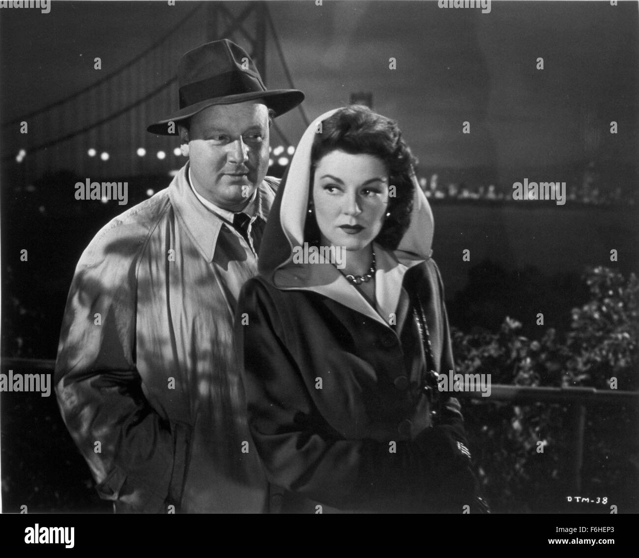 1947, il titolo del film: nato a uccidere, REGISTA: ROBERT WISE, Studio: RKO, nella foto: tradimento, criminalità, film noir, amore (triangolo), il matrimonio (per denaro), omicidio (indagine), WALTER SLEZAK, suspense, CLAIRE TREVOR, ROBERT WISE, donne (IN PERICOLO). (Credito Immagine: SNAP) Foto Stock