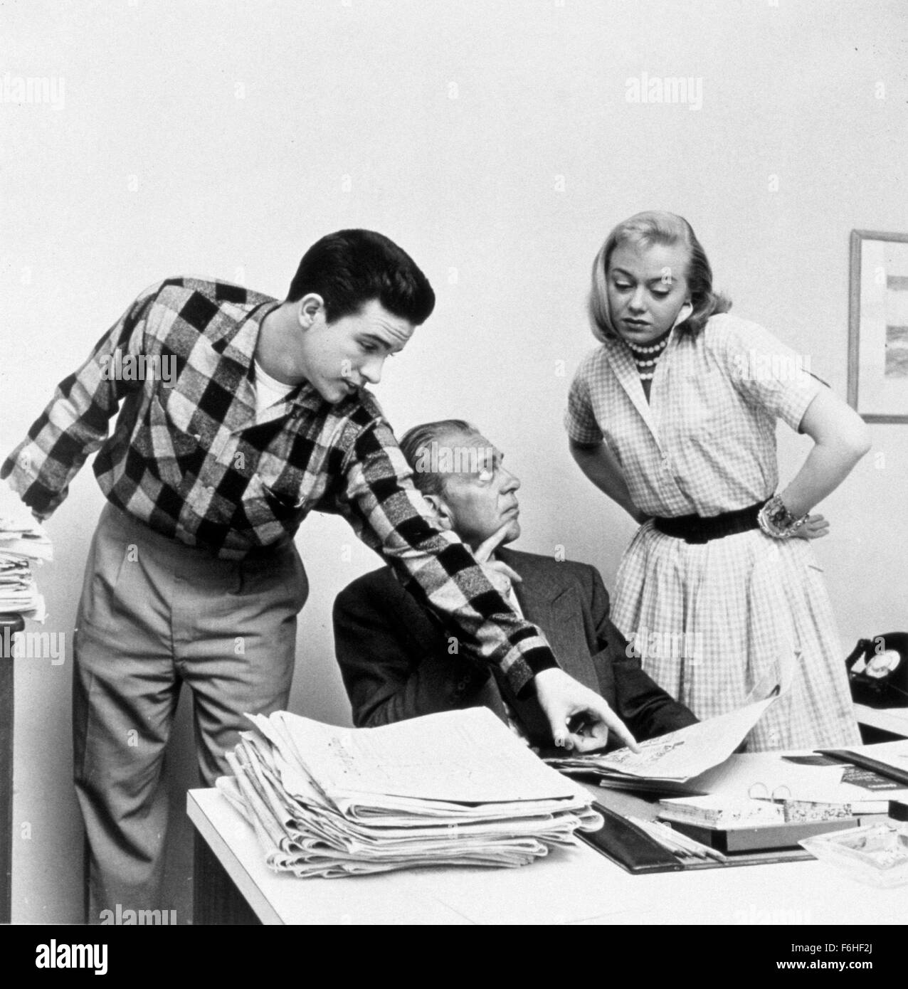 1957, il titolo del film: ricci, nella foto: 1957, Warren Beatty, Raymond Massey, CONNIE VAN ESS, interrogando, puntando, consigli, mani sui fianchi, OFFICE. (Credito Immagine: SNAP) Foto Stock