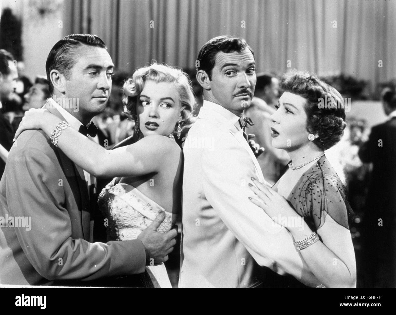 1951, il titolo del film: cerchiamo di renderlo legale, Direttore: Richard Vendita, Studio: volpe, nella foto: MACDONALD CAREY, Claudette Colbert, MARILYN MONROE, Richard Vendita, ZACKARY SCOTT, Double Data, dancing, 4, spettegolare, Commedia. (Credito Immagine: SNAP) Foto Stock