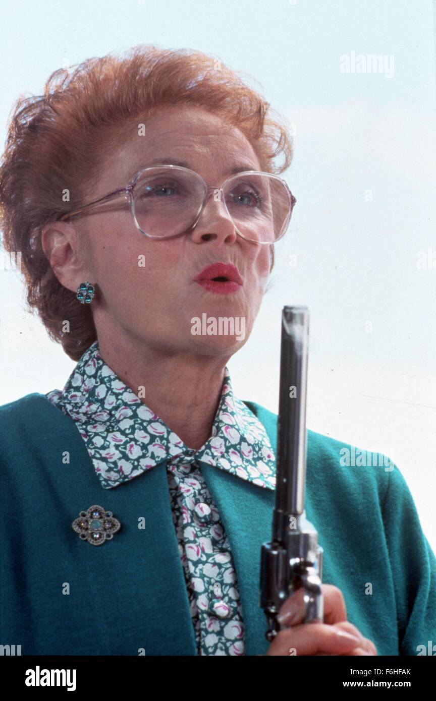 1992, il titolo del film: STOP! O la mia mamma SHOOT, Direttore: ROGER SPOTTISWOODE, Studio UNIV, nella foto: ESTELLE GETTY, Gun Crazy a pistola, Roger Spottiswoode. (Credito Immagine: SNAP) Foto Stock