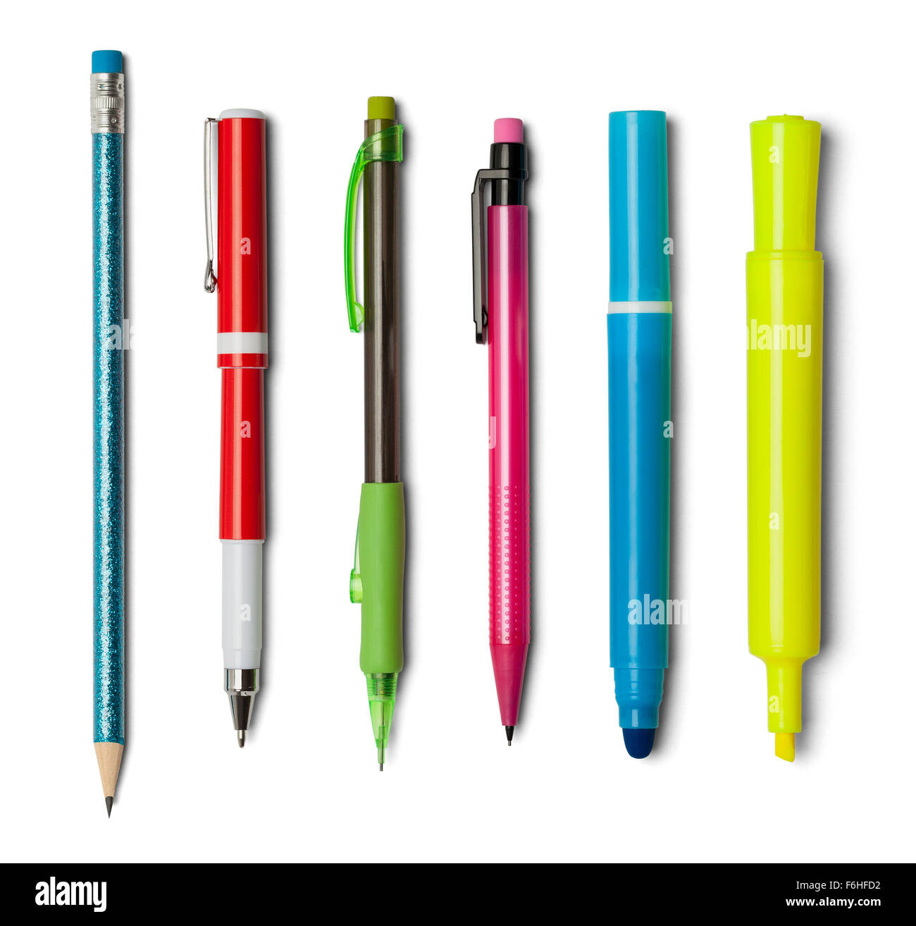 Varie Penne matite e marcatori isolato su uno sfondo bianco. Foto Stock