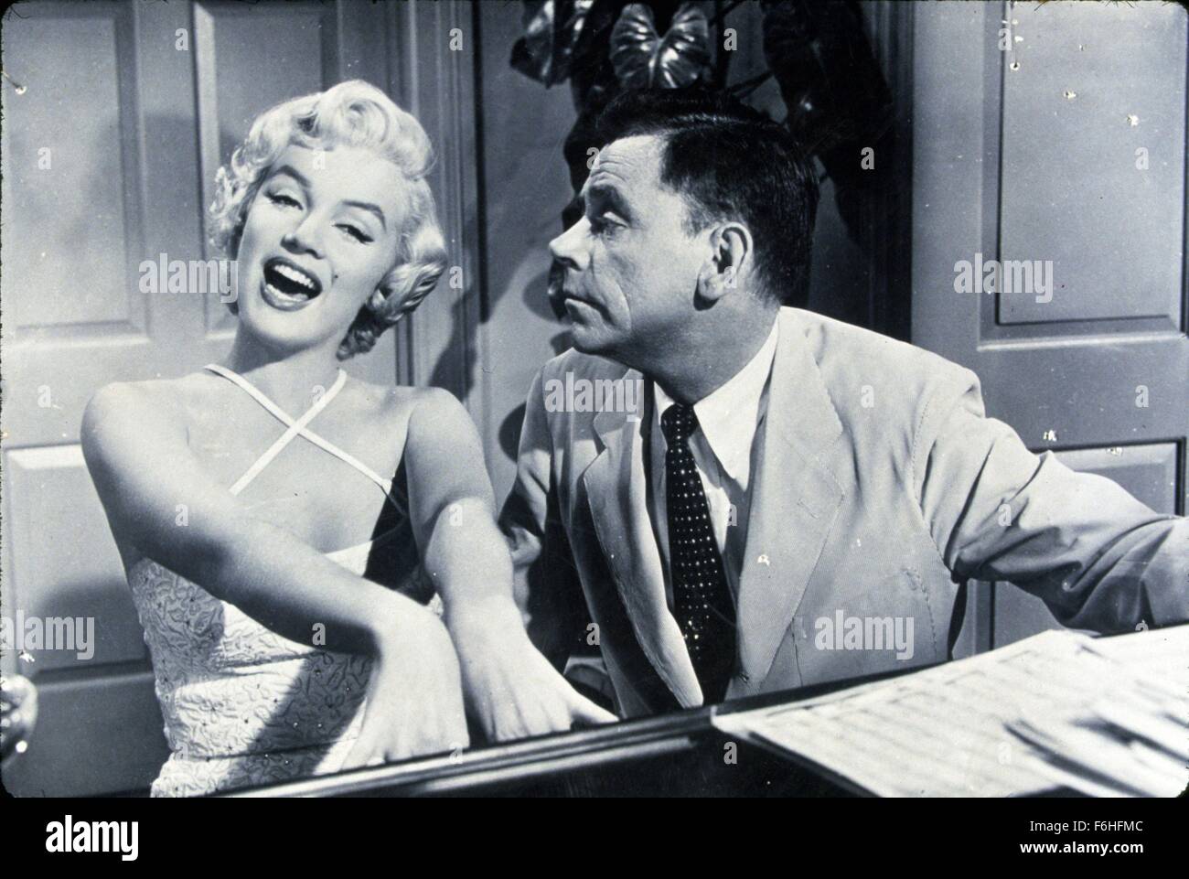 1955, il titolo del film: sette anni di prurito, Direttore: Billy Wilder, Studio: volpe, nella foto: TOM EWELL, MARILYN MONROE, guardando, cantando, pianoforte, suonando uno strumento, in amore, ammirando. (Credito Immagine: SNAP) Foto Stock