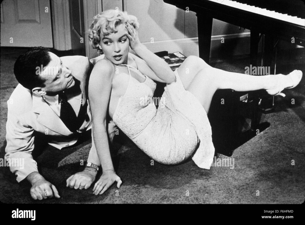 1955, il titolo del film: sette anni di prurito, Direttore: Billy Wilder, Studio: volpe, nella foto: TOM EWELL, MARILYN MONROE, pianoforte, goffo, feriti, caduti, sedia, caduto sedia, seduta. (Credito Immagine: SNAP) Foto Stock