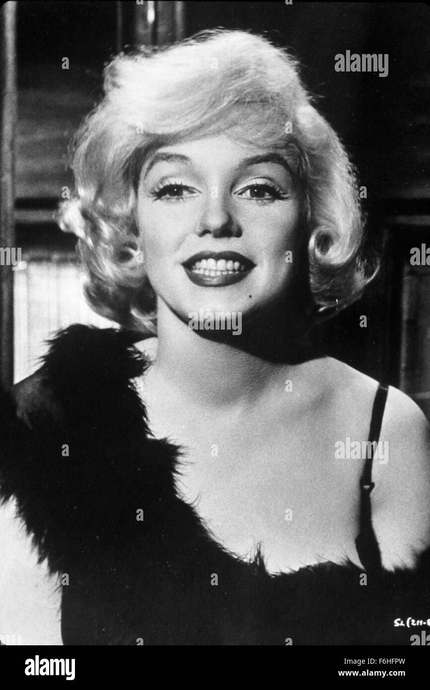 1959, il titolo del film: A QUALCUNO PIACE CALDO, Direttore: Billy Wilder, Studio: UA, nella foto: sorridente, eyeliner, colpo alla testa, 1959, Marilyn Monroe. (Credito Immagine: SNAP) Foto Stock