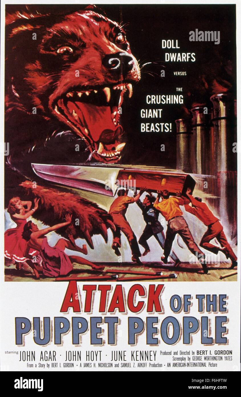 1958, il titolo del film: attacco del popolo dei burattini, Direttore: BERT MI GORDON, Studio: AMERICAN INT'L, nella foto: BERT MI GORDON, suo & gli alieni! Le cose, locandina, coltello, attaccando, fantascienza, horror, miniatura, MIDGET, Nani, la bambola, cane, Giant, lotta. (Credito Immagine: SNAP) Foto Stock