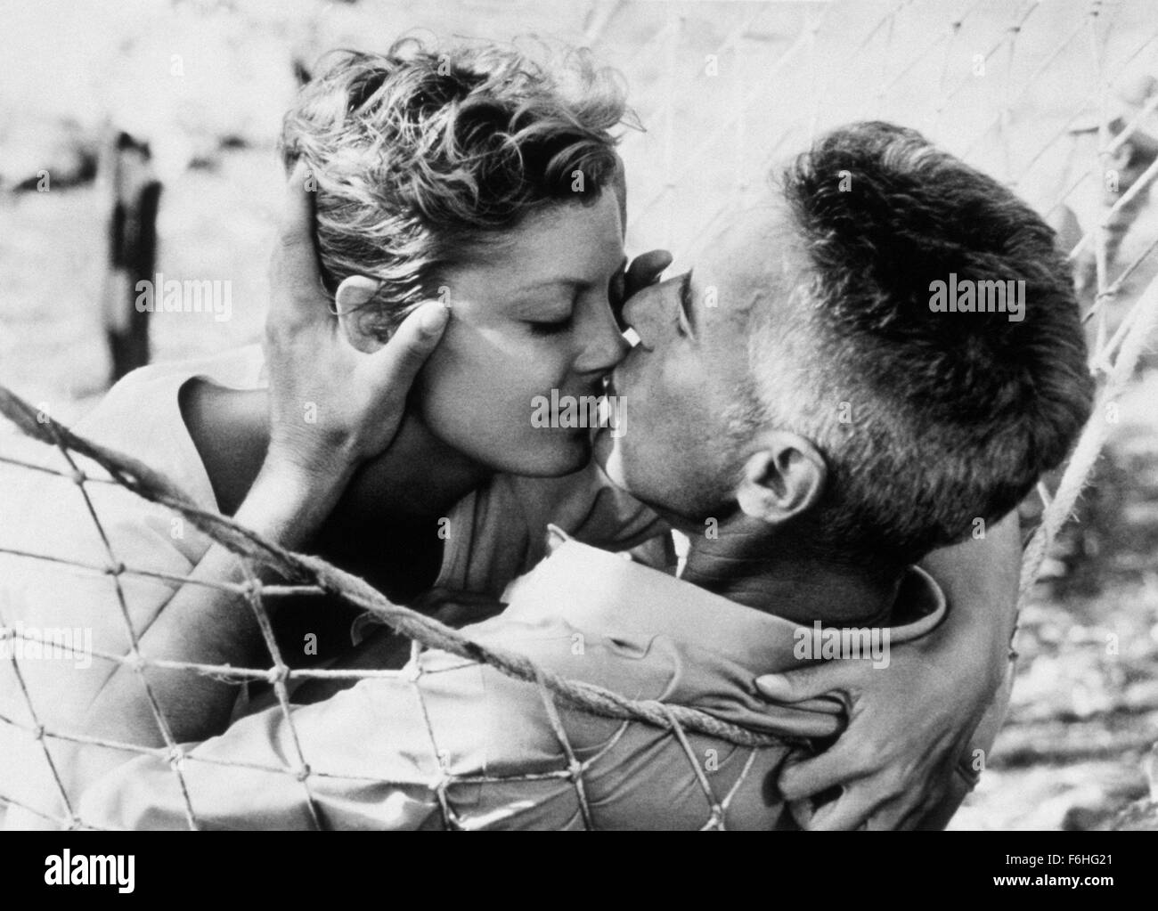 Data di rilascio: agosto 13, 1982 il titolo del filmato: Tempest direttore: Paul Mazursky STUDIO: Columbia Pictures Corporation Trama: un' amara metà di vita carburanti crisi insoddisfazione in Philip Dimitrius, nella misura in cui l'architetto di successo commerciale del suo matrimonio e carriera per un esilio spirituale in una remota isola Greca dove spera di poter evocare un senso nella sua vita - cercando la pazienza della sua nuova ragazza e angst-ridden figlia adolescente nella foto: John Cassavetes Phillip Dimitrius e Susan Sarandon come Aretha Tomalin (credito Immagine: c Columbia Pictures Corporation/Entertainment foto/ZU Foto Stock