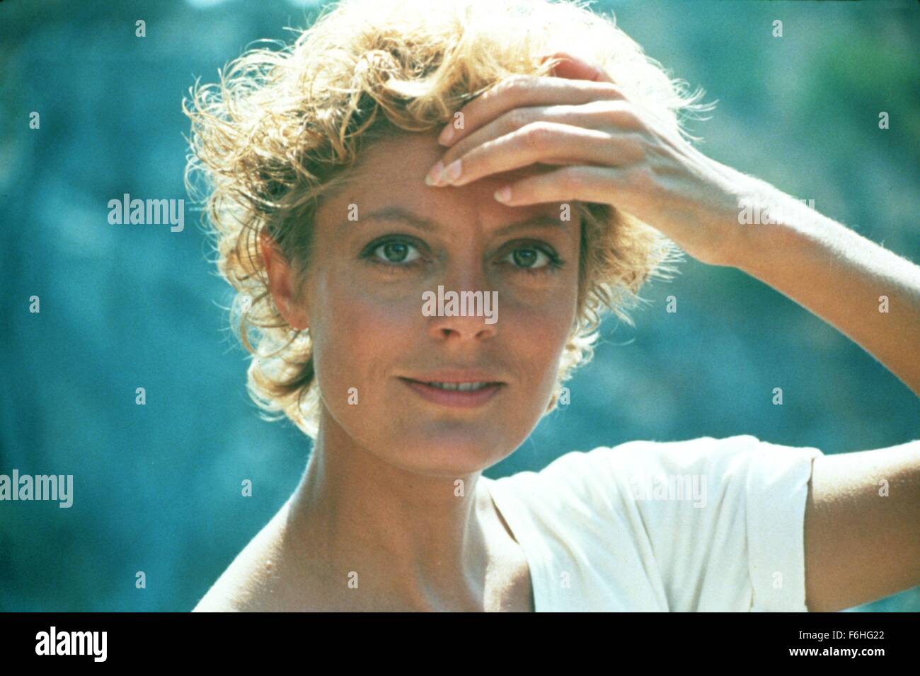 Data di rilascio: agosto 13, 1982 il titolo del filmato: Tempest direttore: Paul Mazursky STUDIO: Columbia Pictures Corporation Trama: un' amara metà di vita carburanti crisi insoddisfazione in Philip Dimitrius, nella misura in cui l'architetto di successo commerciale del suo matrimonio e carriera per un esilio spirituale in una remota isola Greca dove spera di poter evocare un senso nella sua vita - cercando la pazienza della sua nuova ragazza e angst-ridden figlia adolescente nella foto: Susan Sarandon come Aretha Tomalin (credito Immagine: c Columbia Pictures Corporation/Entertainment Immagini) Foto Stock