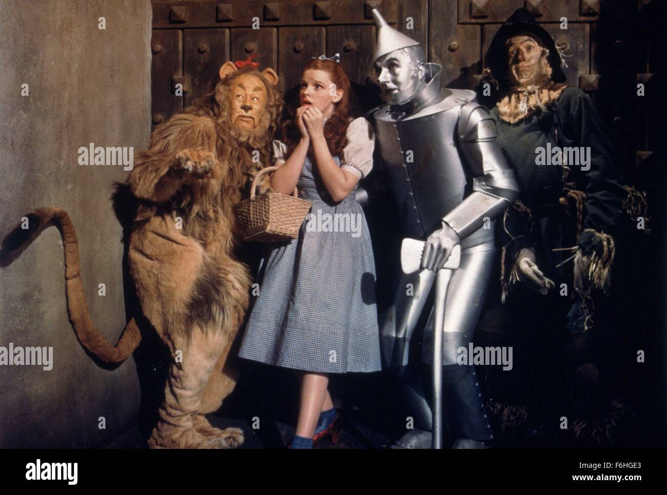 1939, il titolo del film: Wizard of Oz, Direttore: Victor Fleming, Studio: MGM, nella foto: RAY BOLGER, CARATTERE VILE LION: Wizard of Oz, Dorothy: Wizard of Oz, Victor Fleming, Judy Garland, JACK HALEY, BERT LAHR, spaventapasseri: WIZARD OF OZ. (Credito Immagine: SNAP) Foto Stock