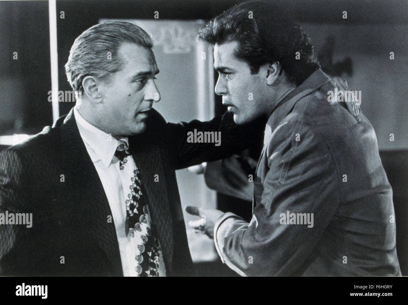 Data di rilascio: Settembre 19, 1990 il titolo del filmato: Goodfellas STUDIO: CBS Regia: Martin Scorsese trama: la storia di Irish-Italian American, Henry Hill, e come egli vive giorno per giorno la vita come un membro della mafia. Basato su una storia vera, la trama ruota attorno a Henry e i suoi due amici instabile Jimmy e Tommy come essi gradualmente salire la scala dalla microcriminalità di violenti omicidi. Nella foto: Robert De Niro come James Conway e Ray Liotta come Henry Hill. (Credito Immagine: c Warner Bros Foto/Immagini di intrattenimento) Foto Stock