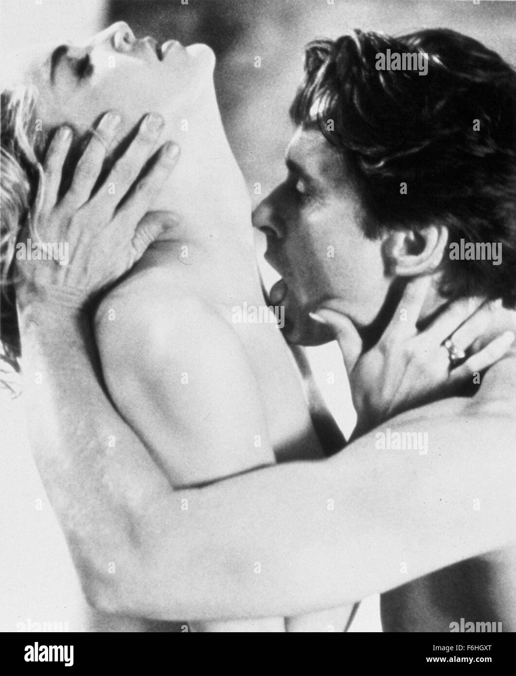 1992, il titolo del film: basic instinct, Direttore: Paul Verhoeven, Studio: TRI, nella foto: Michael Douglas, baciare, romanticismo, Sharon Stone. (Credito Immagine: SNAP) Foto Stock