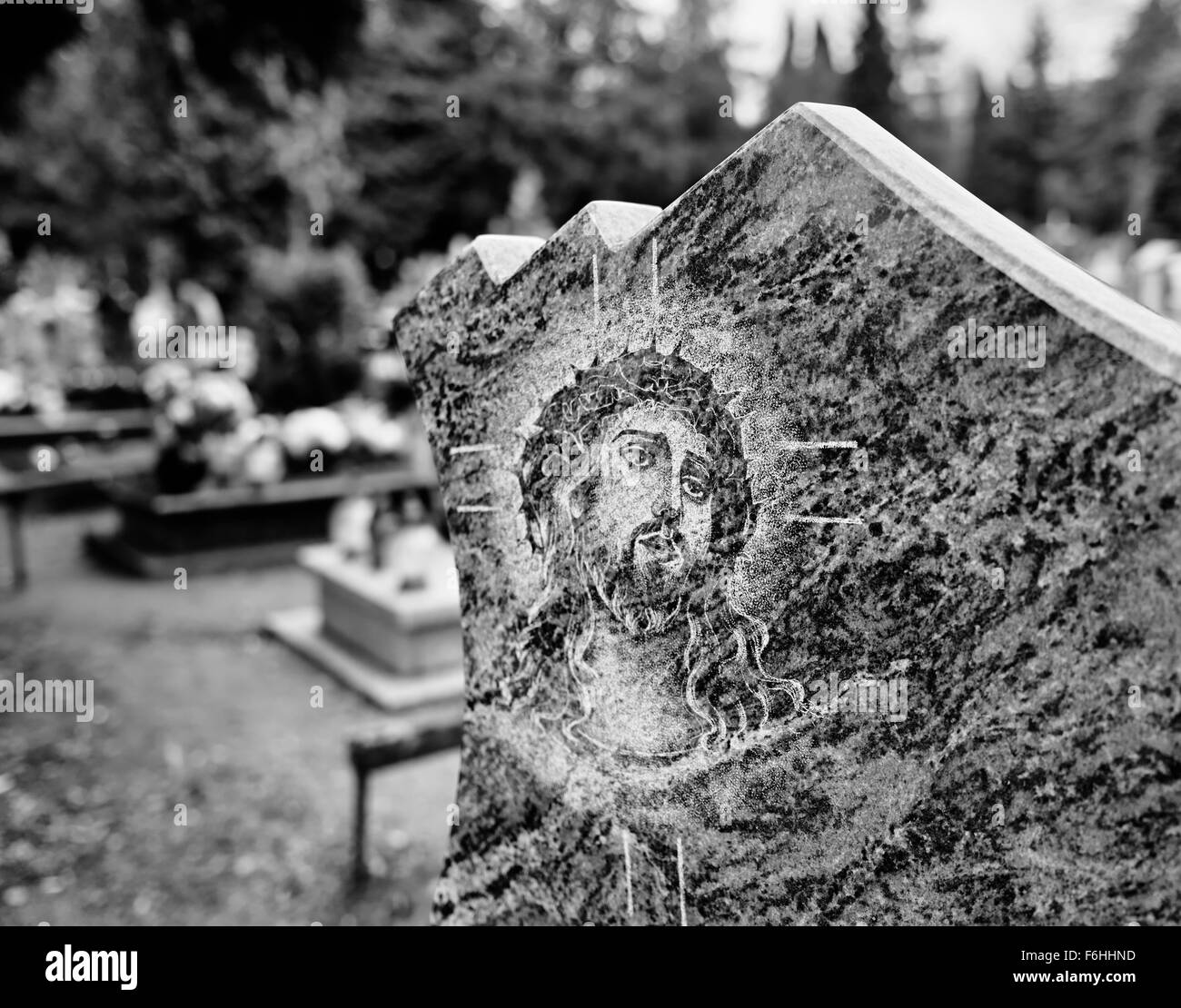 Cattolica simboli religiosi sui cimiteri cattolici in Polonia. Aspetto artistico in bianco e nero. Foto Stock