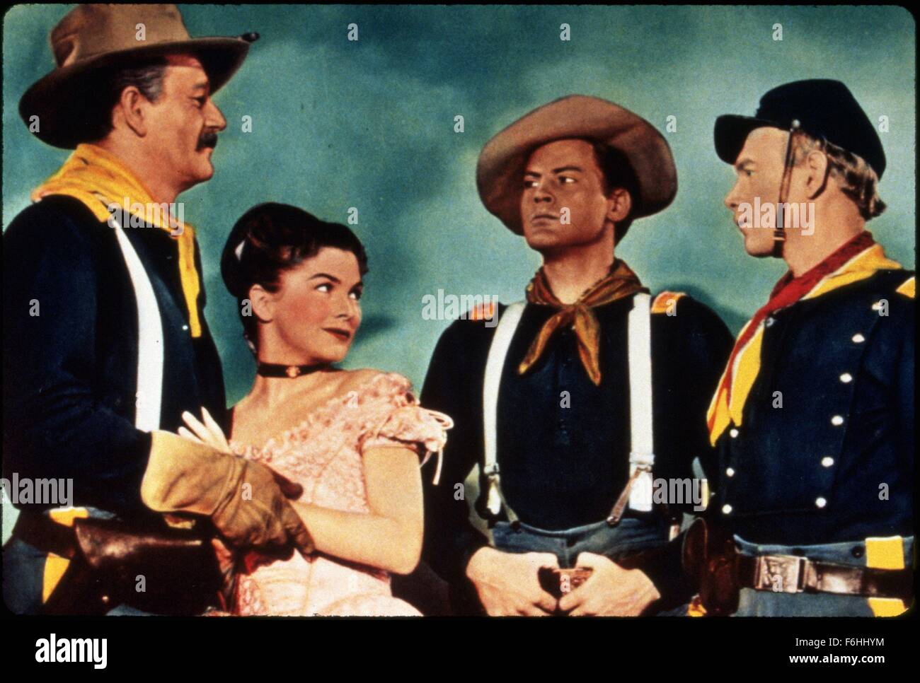 1949, il titolo del film: INDOSSAVA UN NASTRO GIALLO, Direttore: JOHN FORD, Studio: RKO, nella foto: JOHN AGAR, HARRY JR CAREY, JOANNE DRU, JOHN FORD. (Credito Immagine: SNAP) Foto Stock