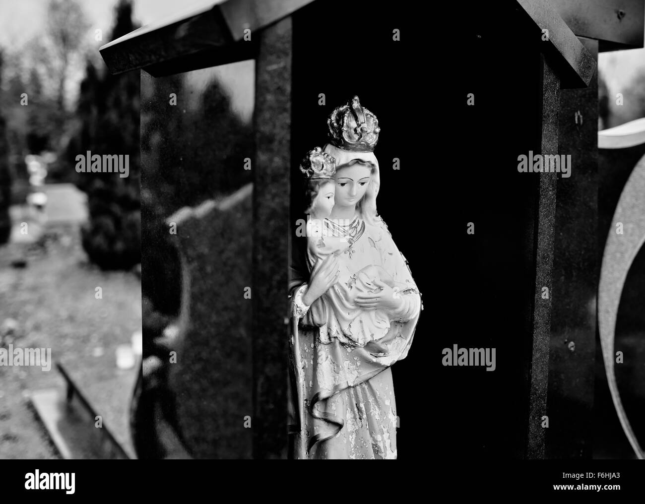 Cattolica simboli religiosi sui cimiteri cattolici in Polonia. Aspetto artistico in bianco e nero. Foto Stock