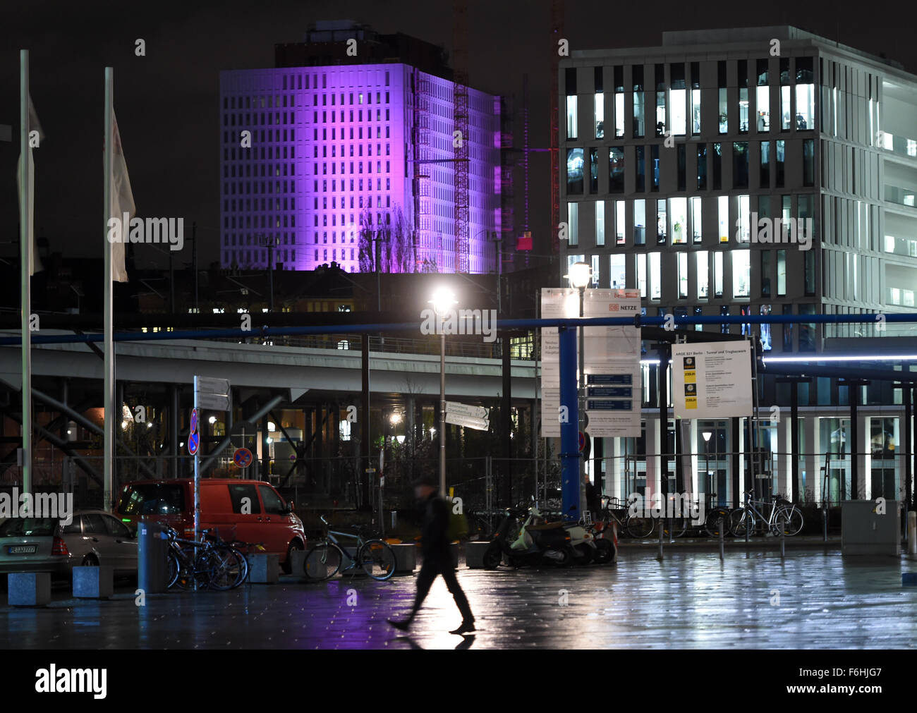 Berlino, Germania. 17 Nov, 2015. La parte anteriore del Charite hospital è accesa viola come parte del 'luce it up viola!" campagna per il mondo la prematurità giornata a Berlino, Germania, 17 novembre 2015. Foto: SOEREN STACHE/DPA/Alamy Live News Foto Stock