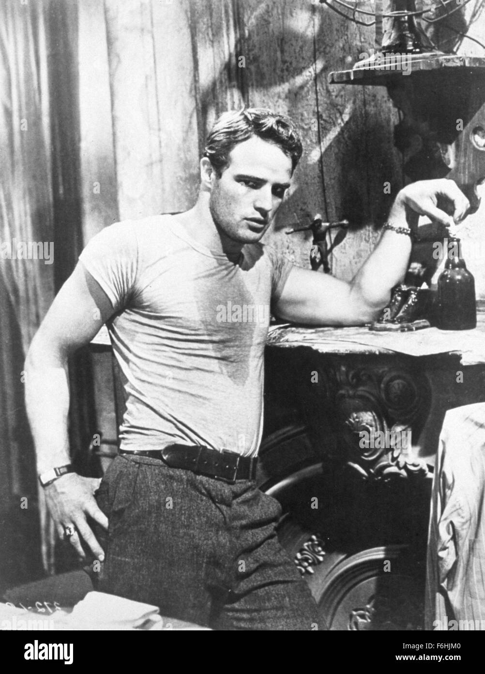 1951, il titolo del film: Streetcar Named desire, direttore: Elia Kazan, Studio: WARNER, nella foto: sudore, 1951, Marlon Brando, abbigliamento, T-SHIRT - Generale, TEE SHIRT, Bad Boys, resistente ragazzi, RIPARAZIONE AUTO GARAGE, uomini - aggressivo, uomini - potenti uomini - intimidatorio, uomini - dominante, uomini - BUTCH. (Credito Immagine: SNAP) Foto Stock