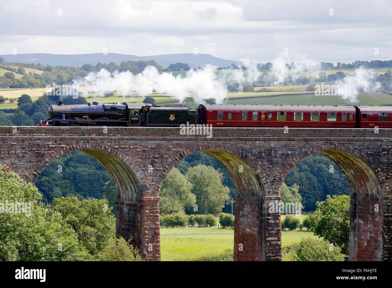 LMS Giubileo Classe Leander treno a vapore sul arrivino a Carlisle la linea ferroviaria su asciutto Beck viadotto, Armathwaite, Cumbria, Regno Unito. Foto Stock