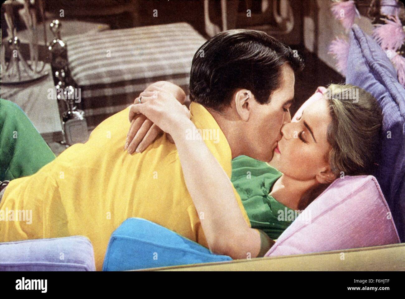 1957, il titolo del film: PROGETTAZIONE DI DONNA, Direttore: Vincente Minnelli, Studio: MGM, nella foto: Lauren Bacall, donna di carriera, Gregory Peck, romanticismo, baciare, intimo, commedia, giacente, reclinato lettino, lounge, cuscini, abbraccio. (Credito Immagine: SNAP) Foto Stock