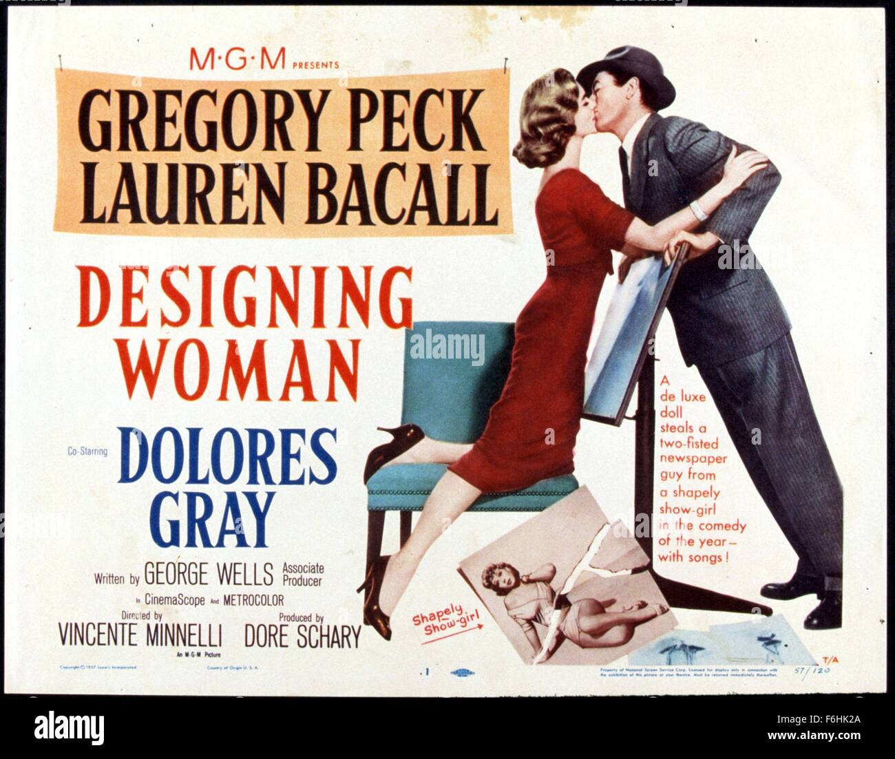 1957, il titolo del film: PROGETTAZIONE DI DONNA, Direttore: Vincente Minnelli, Studio: MGM, nella foto: 1957, Lauren Bacall, baciare, Gregory Peck, romanticismo, Commedia romantica. (Credito Immagine: SNAP) Foto Stock