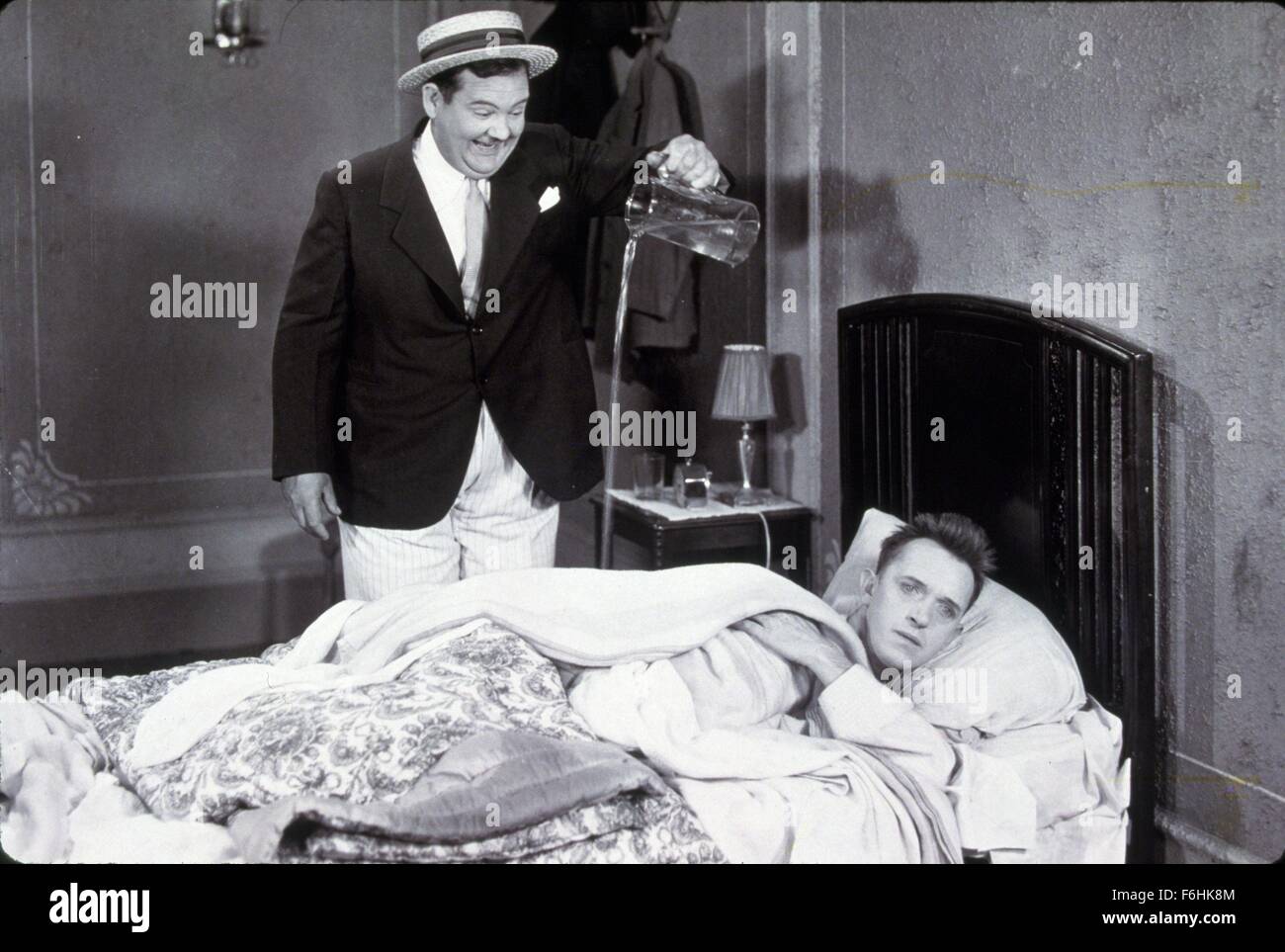 1928, il titolo del film: presto a letto, Direttore: EMMETT FLYNN, Studio: MGM, nella foto: EMMETT FLYNN, Oliver Hardy, Laurel e Hardy. (Credito Immagine: SNAP) Foto Stock