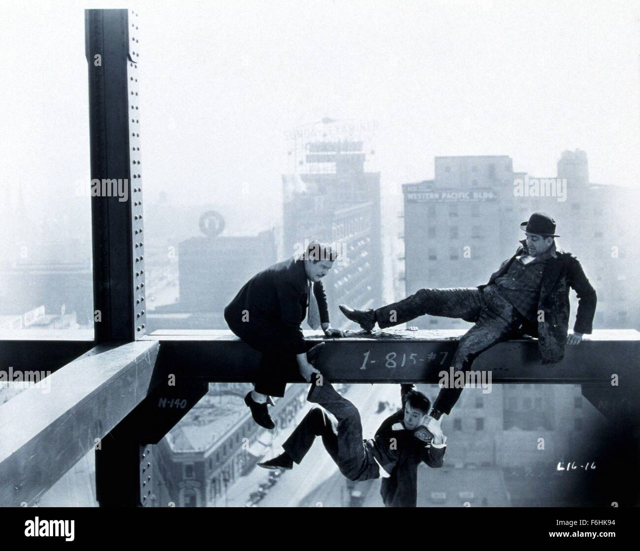 1929, il titolo del film: liberty, Direttore: LEO McCAREY, Studio: MGM, nella foto: Oliver Hardy, Tom Kennedy, Laurel e Hardy, Stan Laurel. (Credito Immagine: SNAP) Foto Stock