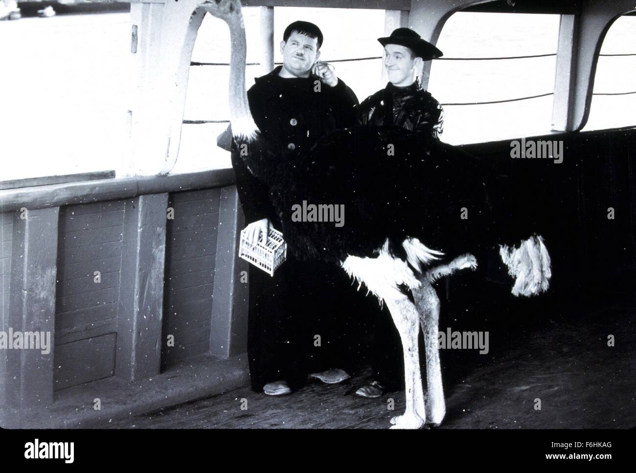 1932, il titolo del film: qualsiasi porto vecchio, Direttore: JAMES HORNE, Studio: MGM, nella foto: Oliver Hardy, JAMES HORNE, Laurel e Hardy. (Credito Immagine: SNAP) Foto Stock