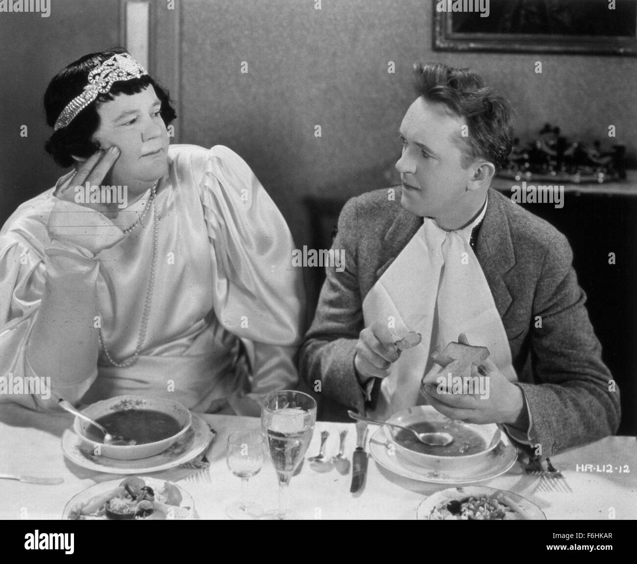 1933, il titolo del film: due volte 2, Direttore: JAMES PARROTT, Studio: MGM, nella foto: ABBIGLIAMENTO, trascinare, Oliver Hardy, Laurel e Hardy, Stan Laurel. (Credito Immagine: SNAP) Foto Stock