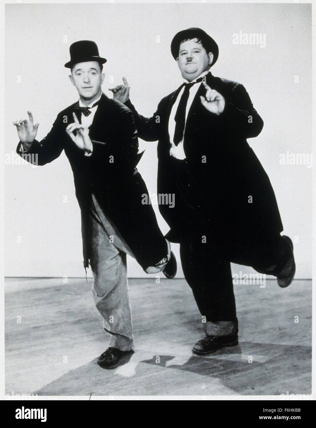 1937, il titolo del film: MODO FUORI WEST, Direttore: JAMES HORNE, Studio: MGM, nella foto: Oliver Hardy, JAMES HORNE, Laurel e Hardy. (Credito Immagine: SNAP) Foto Stock