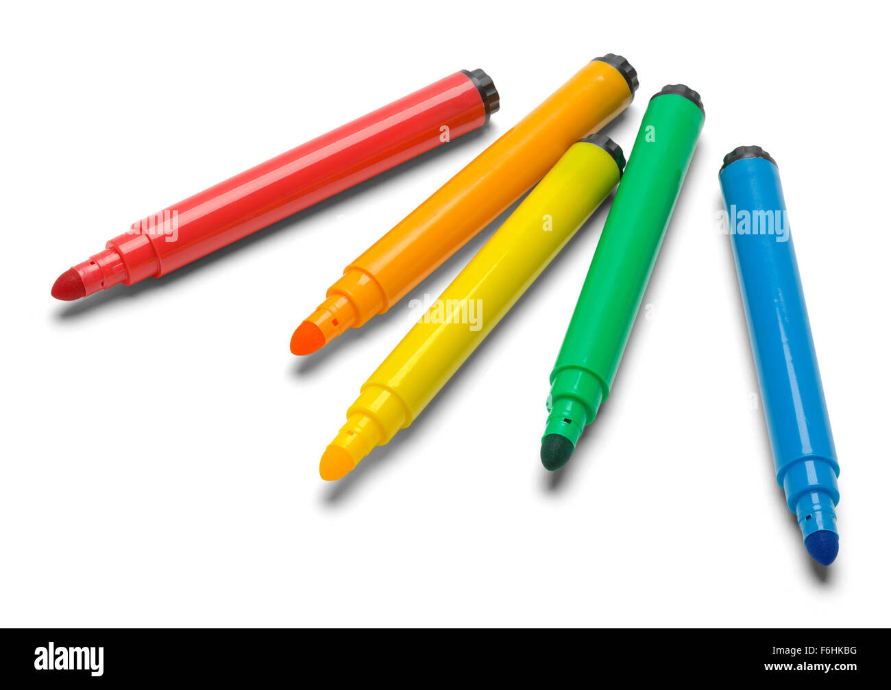 Gruppo di marcatori colorati sparsi e isolati su uno sfondo bianco. Foto Stock