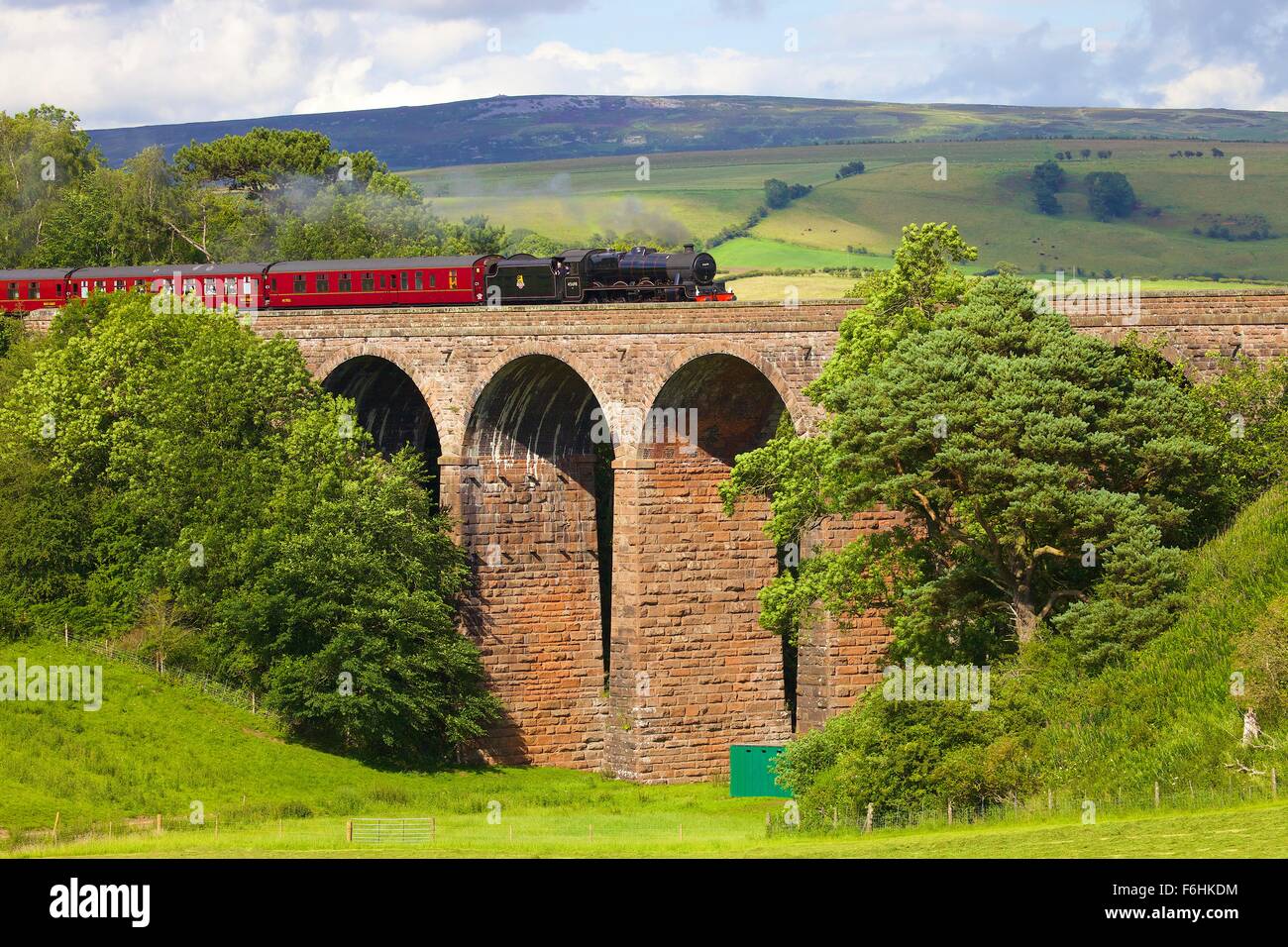 LMS Giubileo Classe Leander treno a vapore sul arrivino a Carlisle la linea ferroviaria su asciutto Beck viadotto nei pressi di Armathwaite, Cumbria. Foto Stock