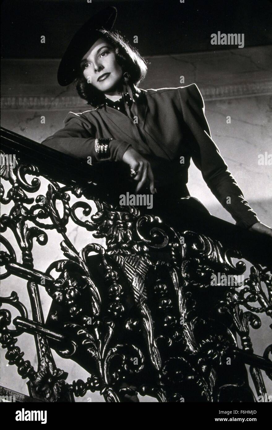 1938, il titolo del film: HOLIDAY, Direttore: George Cukor, Studio: Columbia, nella foto: Katharine Hepburn, scale, scale, letti in ferro battuto, testa armato, pendente. (Credito Immagine: SNAP) Foto Stock