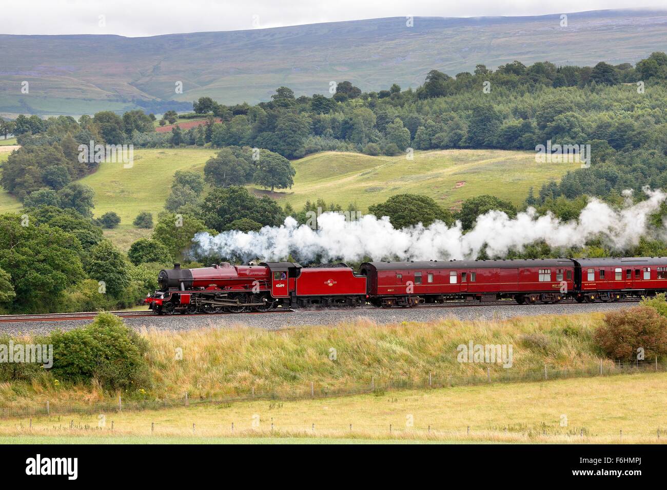 Treno a vapore LMS Giubileo 45699 Classe Galatea sulla arrivino a Carlisle linea ferroviaria vicino Lazonby, Eden Valley, Cumbria, Inghilterra. Foto Stock