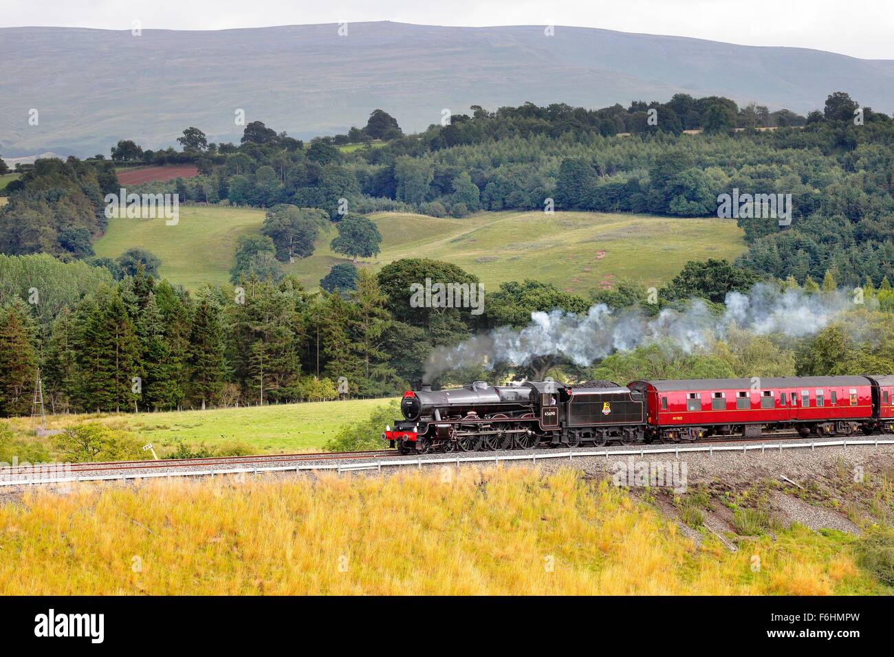 Treno a vapore LMS Giubileo Classe Leander 45690 sull'accontentarsi di Carlisle linea ferroviaria vicino Lazonby, Eden Valley, Cumbria, Inghilterra. Foto Stock