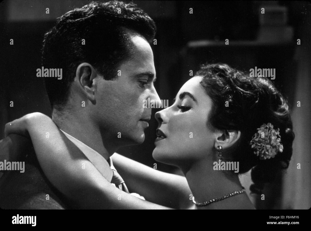 1952, il titolo del film: Amore è il migliore di sempre, Direttore: Stanley Donen, Studio: MGM, nella foto: Larry parchi, romanticismo, Elizabeth Taylor, baciare, FILM STILL, Liz Taylor, intimo. (Credito Immagine: SNAP) Foto Stock