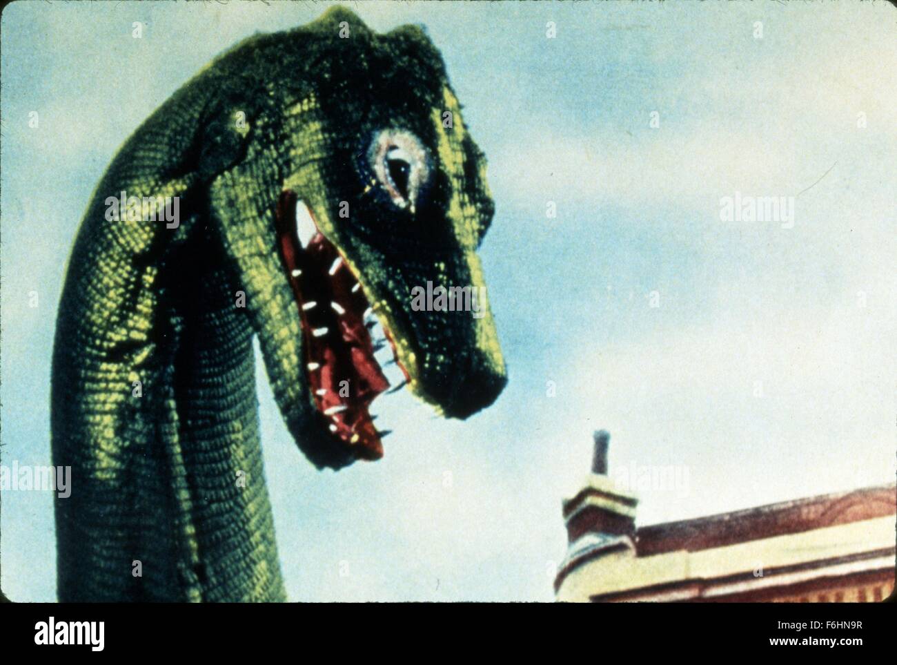 1959, il titolo del film: BEHEMOTH gigante, Direttore: EUGENE LOURIE, Studio: Allied Artists, nella foto: la sua & gli alieni! Le cose, fantascienza, horror, Giant, gigantesche, mostro preistorico, lucertola, DRAGON, rettile. (Credito Immagine: SNAP) Foto Stock