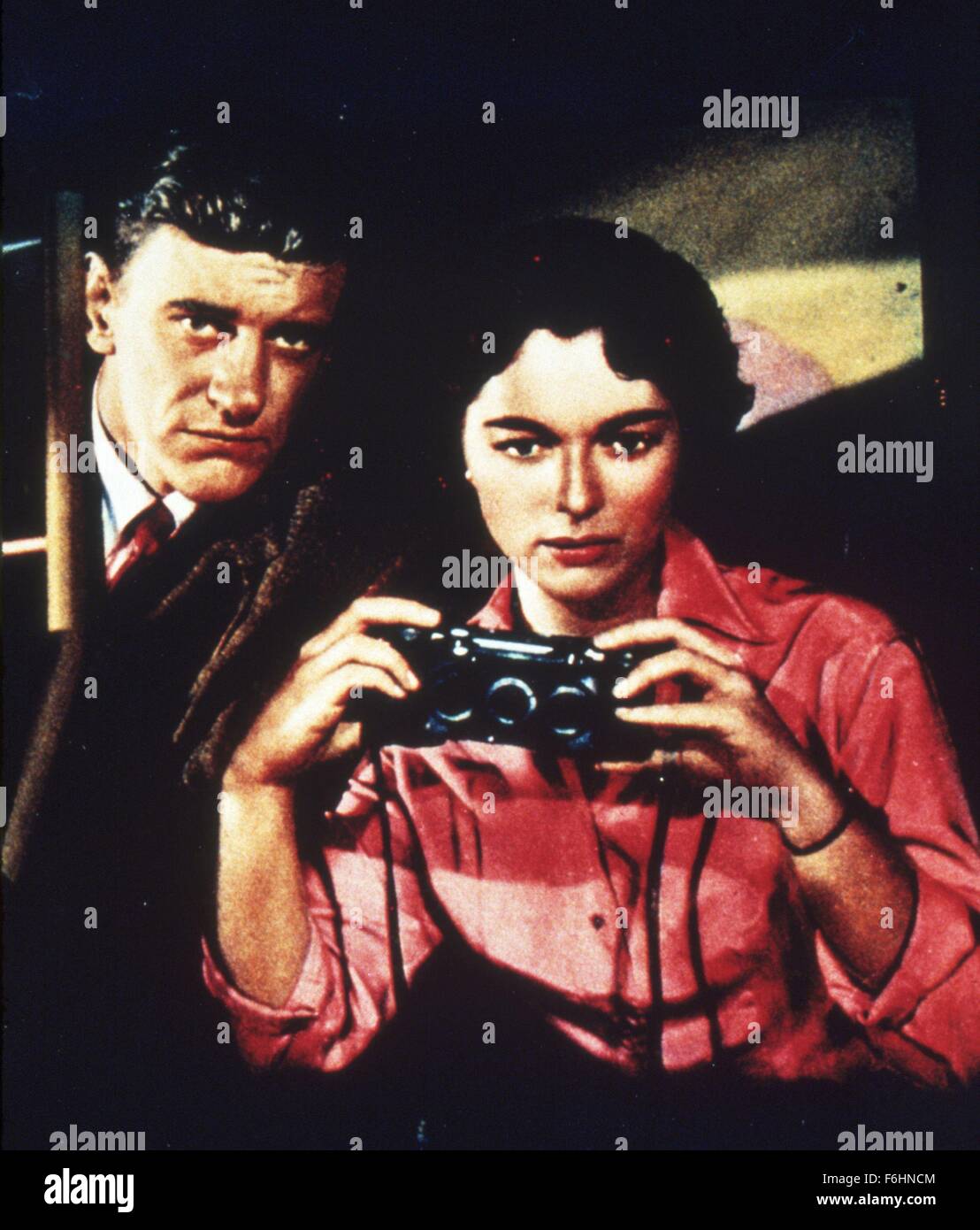 1954, il titolo del film: loro!, Direttore: Gordon Douglas, Studio: WARNER, nella foto: JAMES ARNESS, suo & gli alieni! Le cose, Joan WELDON, fotografando, fotocamera, documentazione. (Credito Immagine: SNAP) Foto Stock