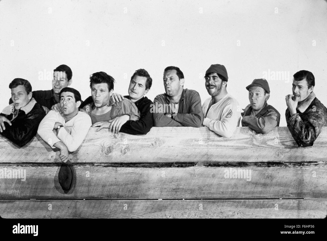 1953, il titolo del film: STALAG 17, Direttore: Billy Wilder, nella foto: 1953 Awards - Accademia, Miglior Attore, NEVILLE BRAND, ensemble, RICHARD ERDMAN, PETER GRAVES, William Holden, JAY LAWRENCE, HARVEY LEMBECK, Michael Moore, ROBERT STRAUSS, DON TAYLOR. (Credito Immagine: SNAP) Foto Stock