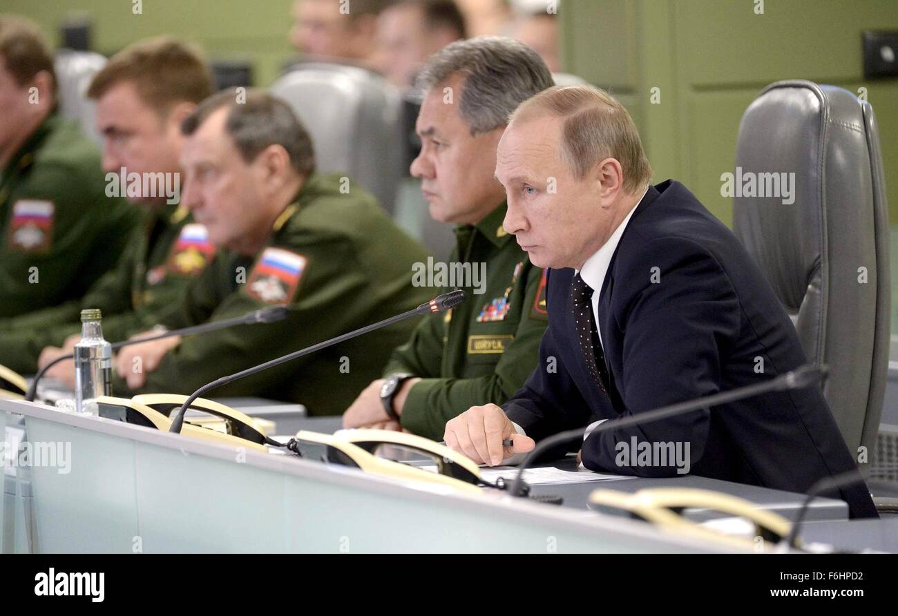 Il presidente russo Vladimir Putin e il ministro della Difesa Sergei Shoigu durante una riunione sulle forze armate russe attività in Siria a livello nazionale per la difesa del centro di gestione 17 Novembre 2015 a Mosca, in Russia. Foto Stock