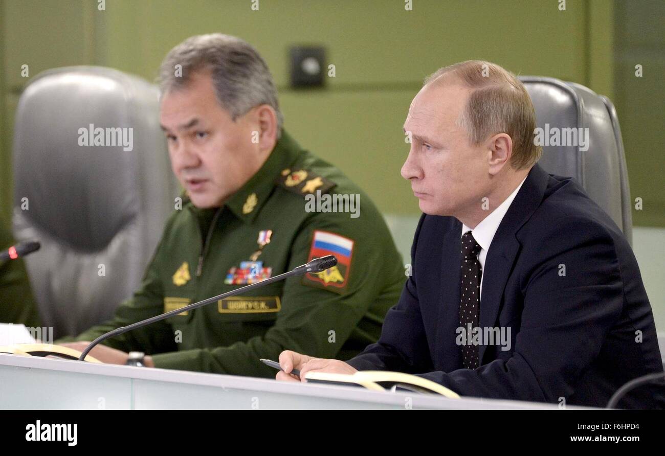 Il presidente russo Vladimir Putin e il ministro della Difesa Sergei Shoigu durante una riunione sulle forze armate russe attività in Siria a livello nazionale per la difesa del centro di gestione 17 Novembre 2015 a Mosca, in Russia. Foto Stock