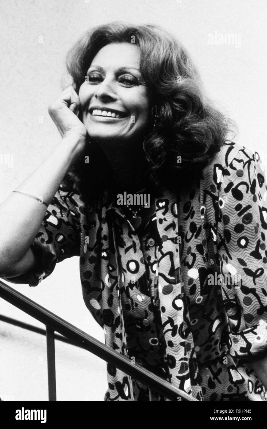 1964, il titolo del film: il matrimonio in stile italiano (MATRIMONIO ALL'ITALIANA), direttore: Vittorio DeSICA, Studio: EMBASSY, nella foto: Vittorio DeSICA, Sophia Loren, MARCELLO MASTROIANNI. (Credito Immagine: SNAP) Foto Stock