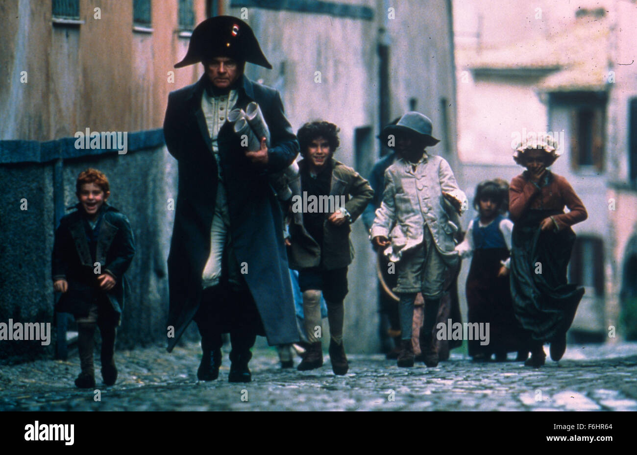 Jun 14, 2002; Londra, UK; attore IAN HOLM stelle come Napoleone Bonaparte e come Sgt. Eugene Lenormand nel film quattro commedia "I vestiti nuovi dell'Imperatore". Foto Stock